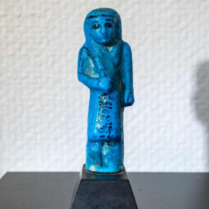 Ouchebti foreman in cobalt blue earthenware in the name of Djed-Khonsou-iouf-Ânkh, ca 1080 - 945 BC