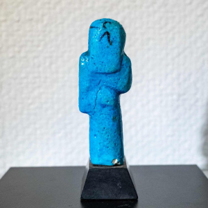 Ouchebti contremaître en faïence bleu cobalt au nom de Djed-Khonsou-iouf-Ânkh, ca 1080 – 945 av. J.-C