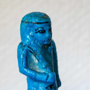Ouchebti contremaître en faïence bleu cobalt au nom de Djed-Khonsou-iouf-Ânkh, ca 1080 – 945 av. J.-C
