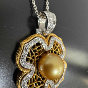 Pendant in two-tone gold, diamonds & natural pearl