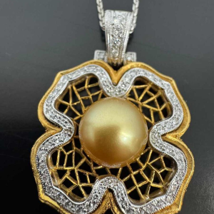 Hanger in tweekleurig goud, diamanten & natuurparel