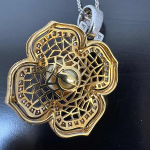 Pendant in two-tone gold, diamonds & natural pearl