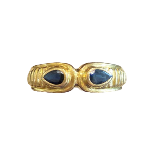 Bague dans le goût de l'antique, or jaune & saphirs taille poire