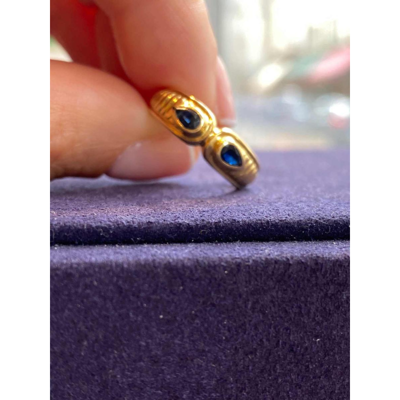 Ring in antieke stijl, geelgoud & peergeslepen saffieren