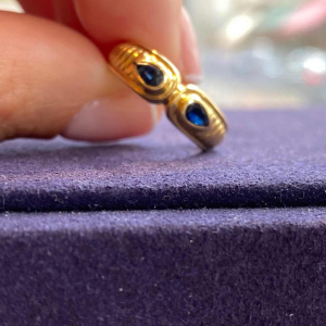 Ring in antieke stijl, geelgoud & peergeslepen saffieren