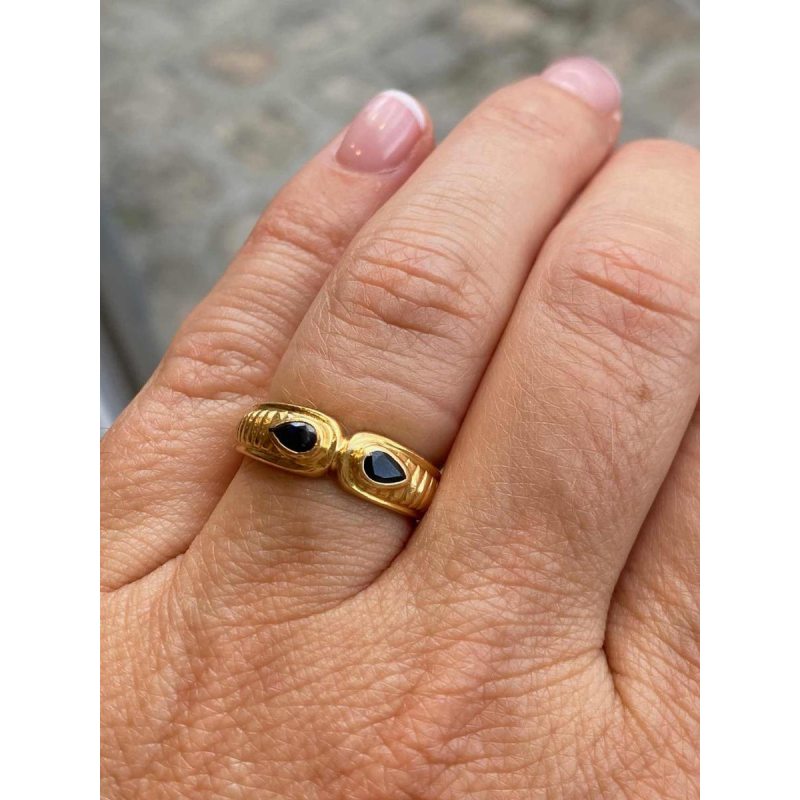 Antique-style ring, yellow gold & pear-cut sapphires