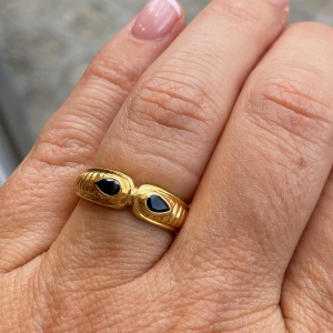 Ring in antieke stijl, geelgoud & peergeslepen saffieren