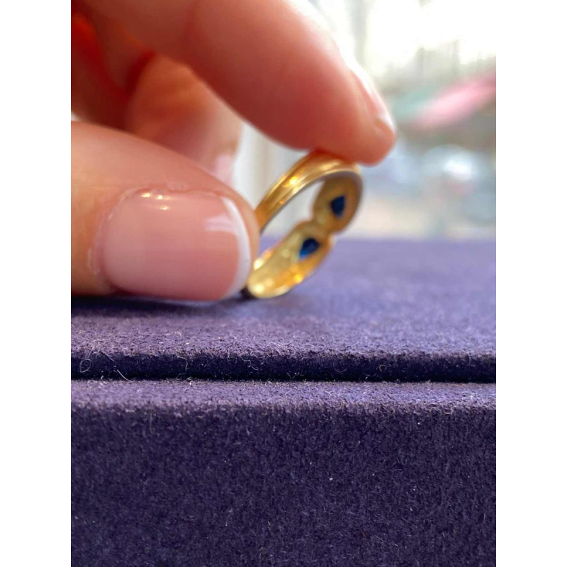 Ring in antieke stijl, geelgoud & peergeslepen saffieren