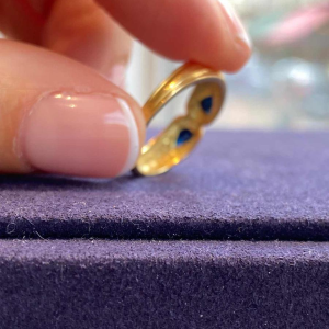 Bague dans le goût de l'antique, or jaune & saphirs taille poire