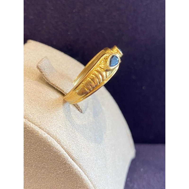 Ring in antieke stijl, geelgoud & peergeslepen saffieren