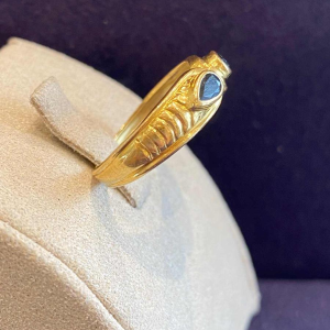 Bague dans le goût de l'antique, or jaune & saphirs taille poire
