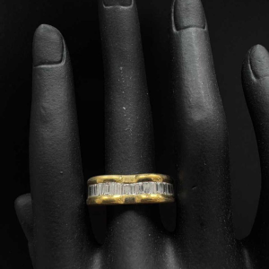 Bague or jaune avec diamants baguette