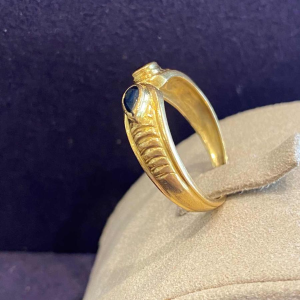 Ring in antieke stijl, geelgoud & peergeslepen saffieren