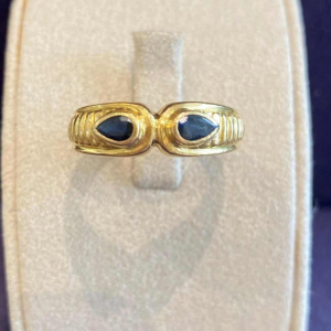 Ring in antieke stijl, geelgoud & peergeslepen saffieren