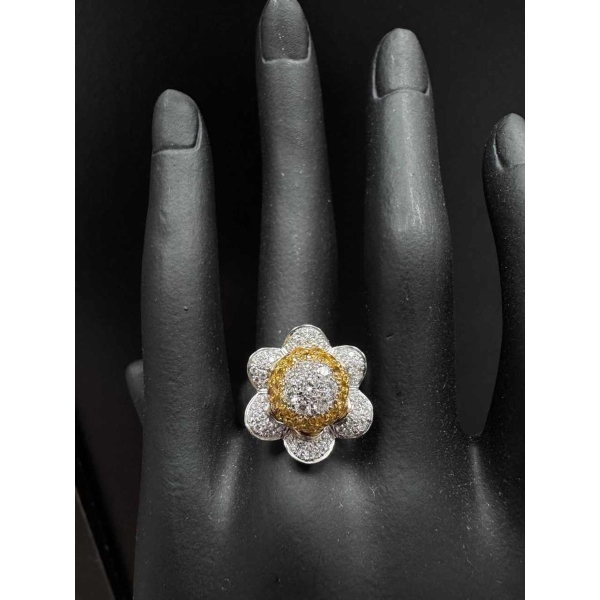 Bague or blanc avec diamants blanc & jaunes