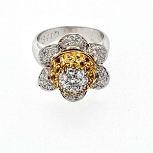 White gold ring with diamonds & sapphire