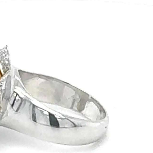 Bague or blanc avec diamants blanc & jaunes