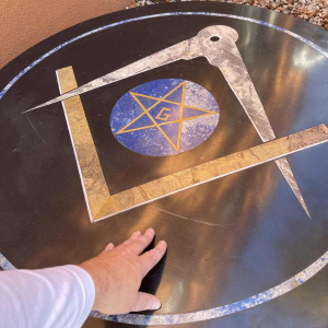 Grand plateau de table franc-mac¸on, marqueterie marbre lapis-lazuli, ca 1960