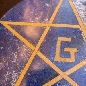 Grand plateau de table franc-mac¸on, marqueterie marbre lapis-lazuli, ca 1960