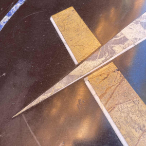 Grand plateau de table franc-mac¸on, marqueterie marbre lapis-lazuli, ca 1960