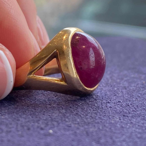 Zegelring in geelgoud met cabochon robijn, ca. 1980