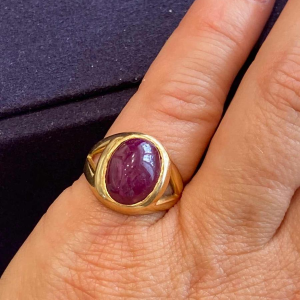 Yellow gold signet ring with cabochon ruby, ca. 1980