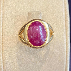 Bague chevaliÃ¨re en or jaune & rubis cabochon, ca 1980