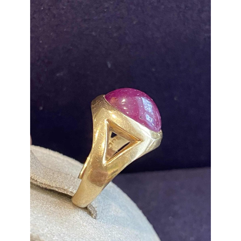 Zegelring in geelgoud met cabochon robijn, ca. 1980