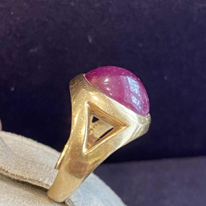 Bague chevaliÃ¨re en or jaune & rubis cabochon, ca 1980