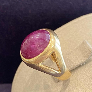 Zegelring in geelgoud met cabochon robijn, ca. 1980