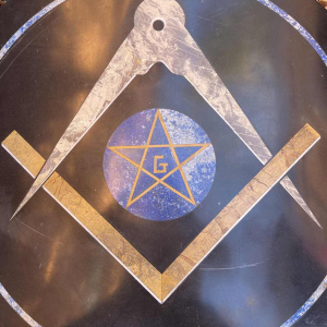 Grand plateau de table franc-mac¸on, marqueterie marbre lapis-lazuli, ca 1960