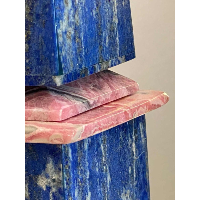 Sculptuur Obelisk lapis lazuli & rhodochrosiet, ca 1970