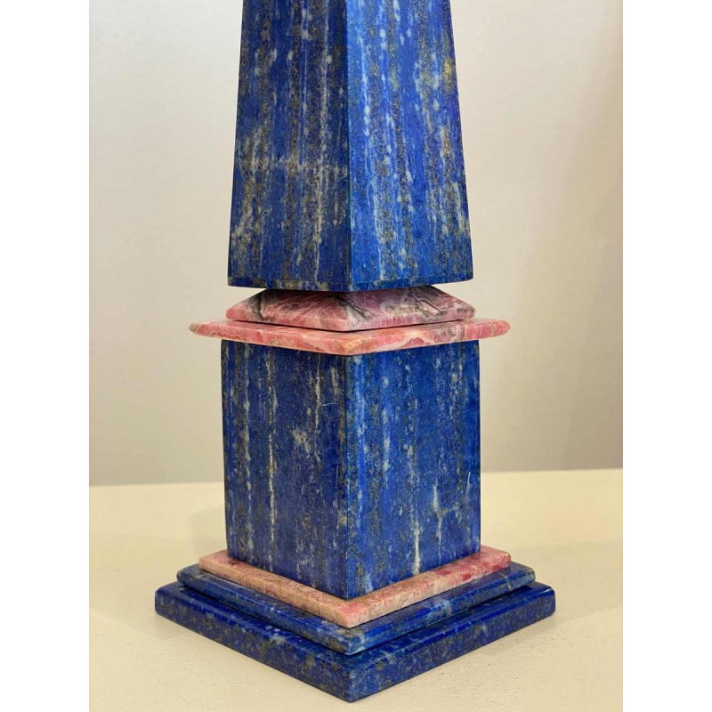 Sculptuur Obelisk lapis lazuli & rhodochrosiet, ca 1970