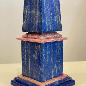 Sculptuur Obelisk lapis lazuli & rhodochrosiet, ca 1970