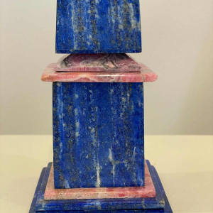 Sculpture Obelisk lapis lazuli & rhodochrosite, ca 1970