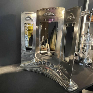 Peter Berhens (attribué), miroir triptyque Art Nouveau en métal argenté, ca 1910