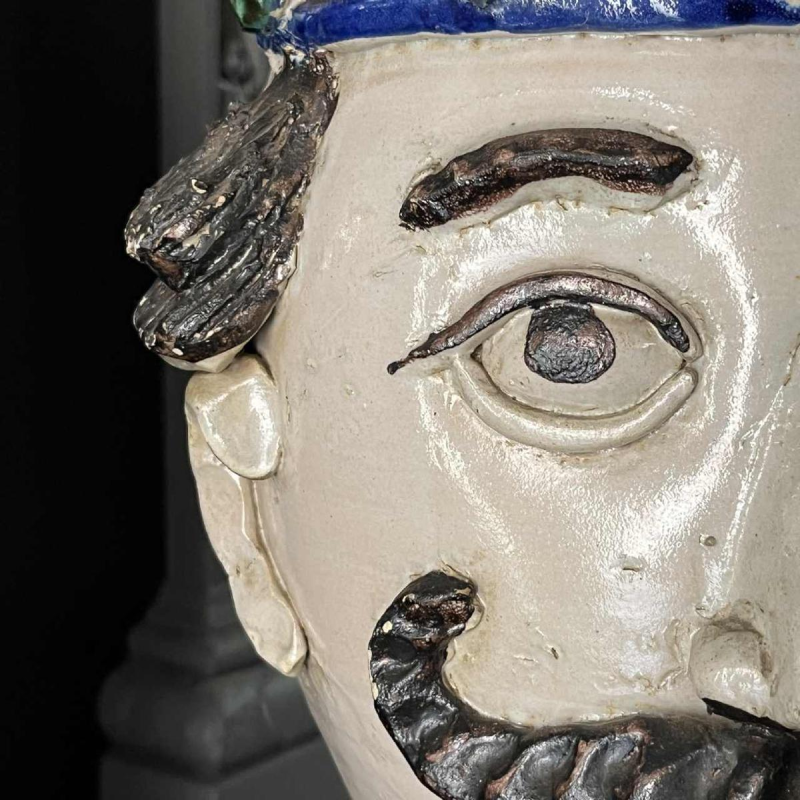 SALVATORE JUDICE Caltagirone Sicilia, sculptuur “Hoofd van een Moorse koning” 39cm keramische antropomorfe jardinière vaas