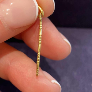 Medaille van de Maagd Maria in goud en blauw 'plique-à-jour' email, 20ste eeuw