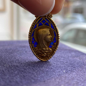 Medal of the Virgin Mary in gold and blue 'plique-à-jour' enamel, 20th c