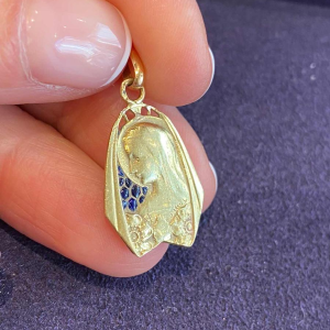 J. Holy, medaille van de Maagd Maria in goud en blauw plique-à-jour email, 20ste eeuw