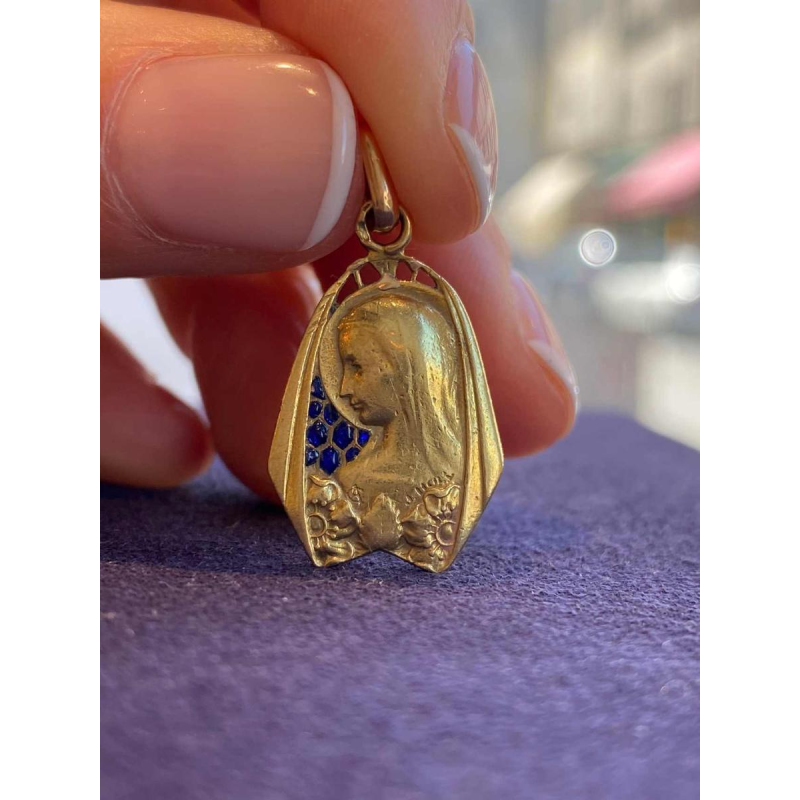 J. Holy, mÃ©daille de la Vierge en or & Ã©maux bleus plique-Ã -jour, XXe s