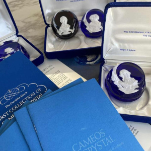 Baccarat & Cristaux d'Albret / Franklin Mint, collection of 10 crystal cameo paperweights, American Independence 1974