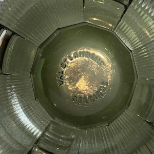 Luxval pour Val-Saint-Lambert, vase 'Picardie' Art Déco en verre pressé moulé vert et doré, ca 1930