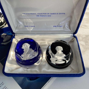 Baccarat & Cristaux d'Albret / Franklin Mint, collection 10 presse-papiers camée cristal, Indépendance américaine 1974