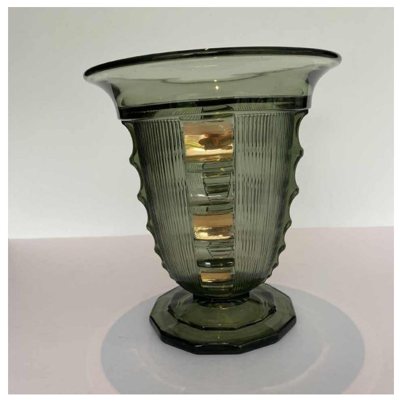 Luxval pour Val-Saint-Lambert, vase 'Picardie' Art Déco en verre pressé moulé vert et doré, ca 1930