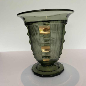Luxval pour Val-Saint-Lambert, vase 'Picardie' Art Déco en verre pressé moulé vert et doré, ca 1930