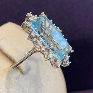 Bague cocktail or gris, aigue-marine taille Ã©meraude & diamants, ca 1970