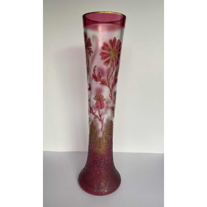 Jugendstil vaas - bloemen en distels - zuurgezet rood gelijnd glas, Frankrijk ca 1900