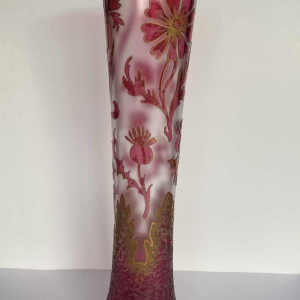 Vase Art Nouveau - fleurs et chardons - verre doublé rouge dégagé à l'acide, France ca 1900