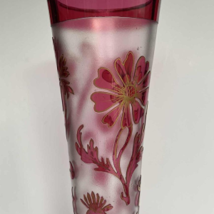 Vase Art Nouveau - fleurs et chardons - verre doublé rouge dégagé à l'acide, France ca 1900
